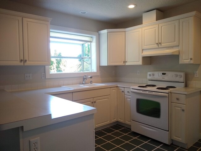 Building Photo - 787 St Charles Pl