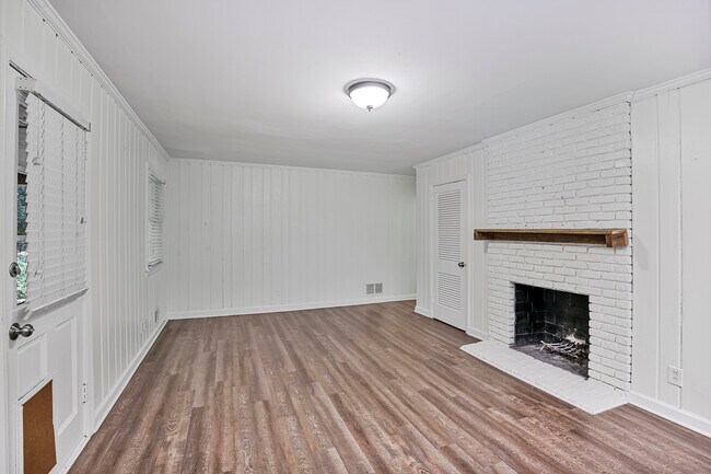 Building Photo - 645 Pauley Pl NE