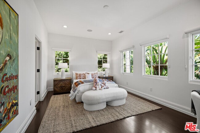 Building Photo - 9928 Toluca Lake Ave