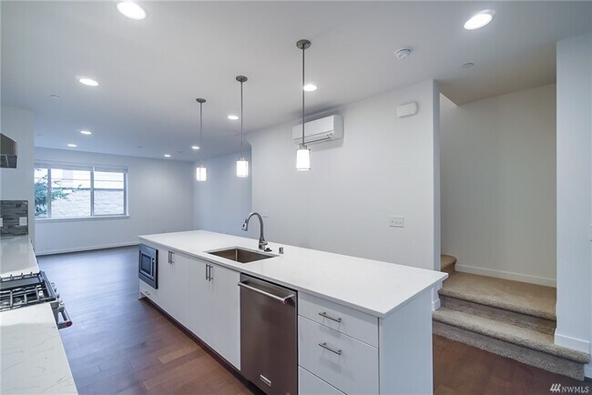 Building Photo - 15723 NE 14th Ter