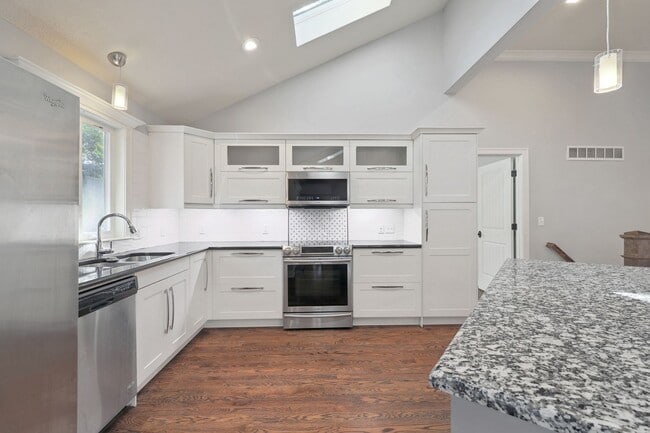 Building Photo - {10805} Gorgeous Remodel in Fantastic Location + One Level Living + Hardwood Floors & Granite Cou...