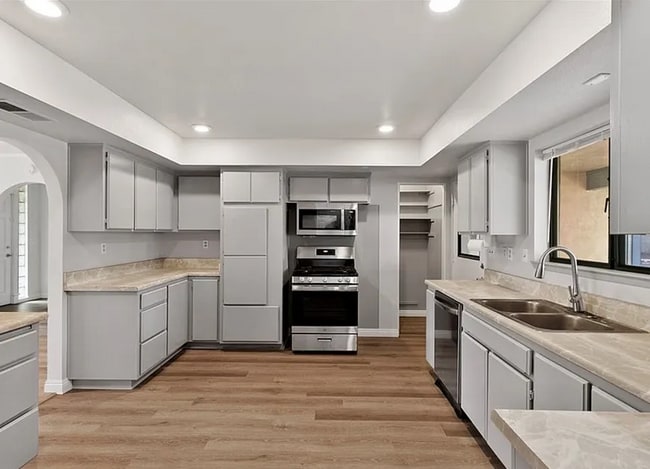 Building Photo - Spacious living, large yard, off street parking.  Available 11/5 Move In