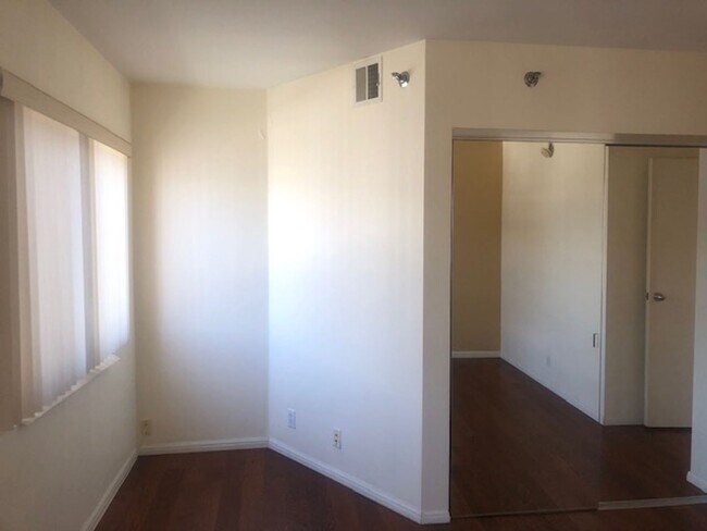 Building Photo - Large 1 bedroom 1 bath in Luxury High Rise...