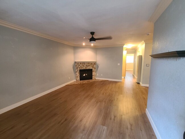 Building Photo - 2 bed 1.5 baths in College area.