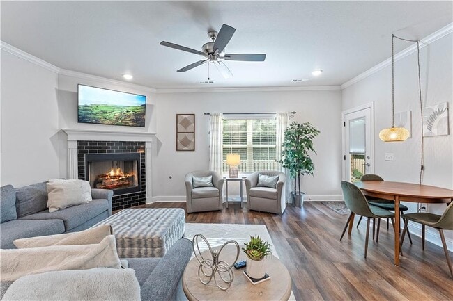 Building Photo - 4407 SW Bison St