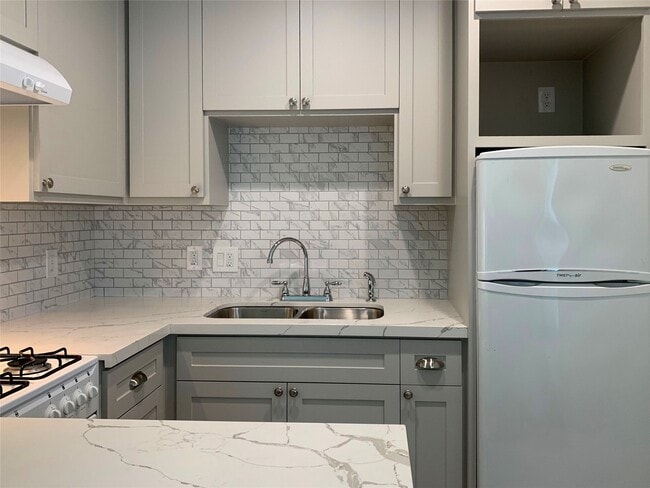 Building Photo - 1912 Sul Ross St