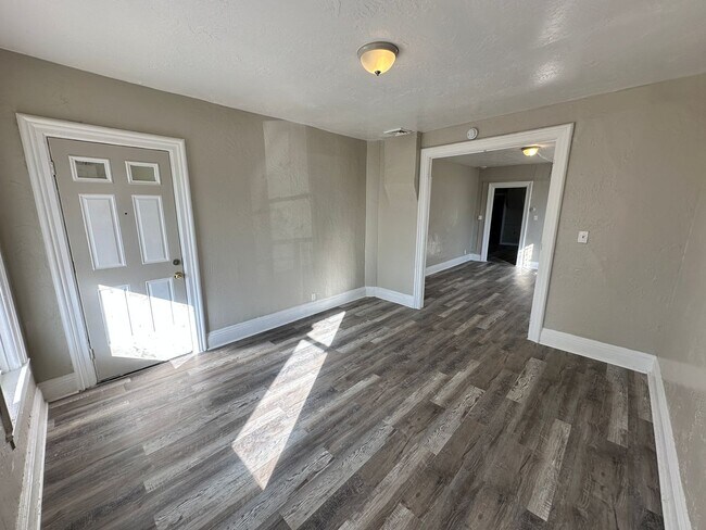 Building Photo - Spacious Single Family Home Ready for Rent in Great Neighborhood