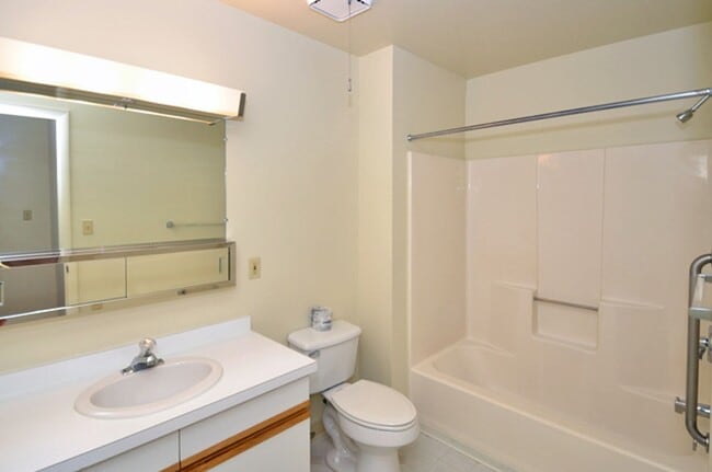 Building Photo - One Bedroom Classic Style Apartment on the...