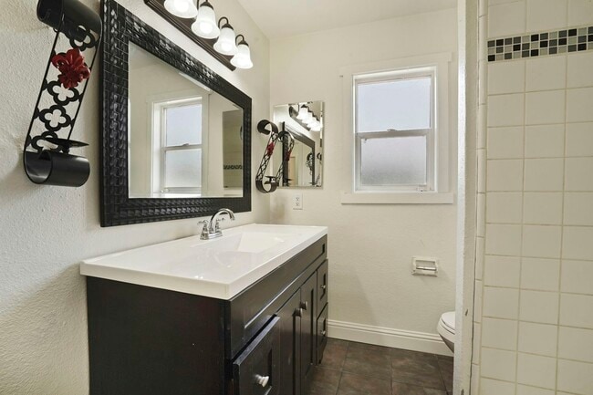 Building Photo - 451 Marengo Ave
