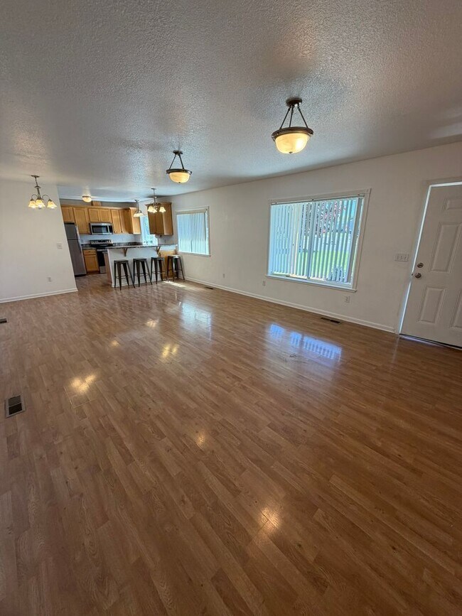 Building Photo - Beautiful 2 Bedroom on a Large Corner Lot!