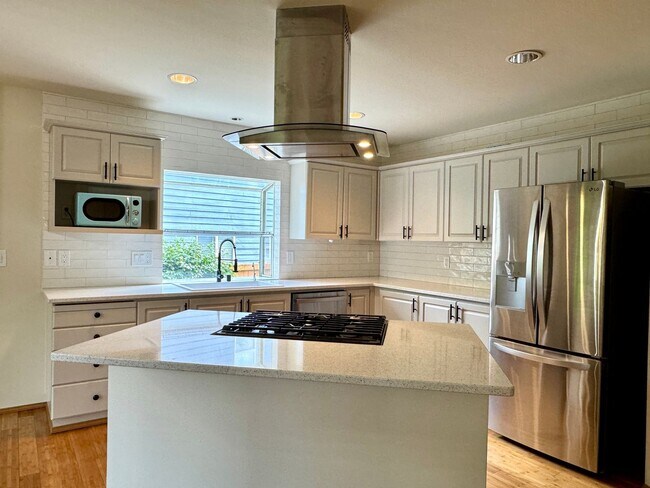Building Photo - Top Quality 4 bedroom Silverdale home available now