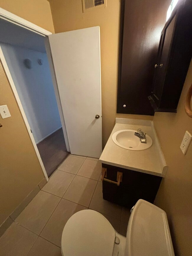 Building Photo - 56 Lark Center Dr