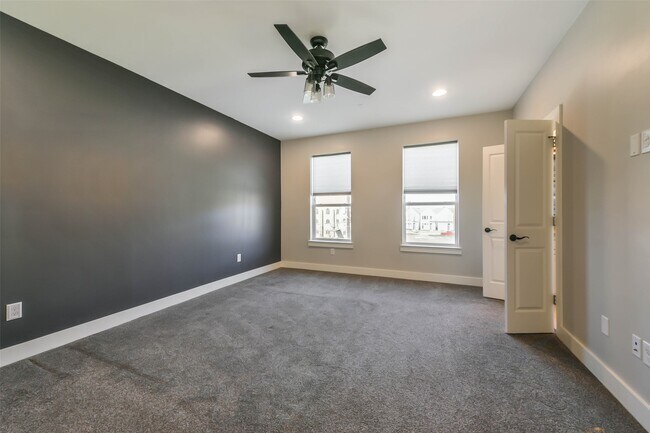 Building Photo - 2422 Hadley St