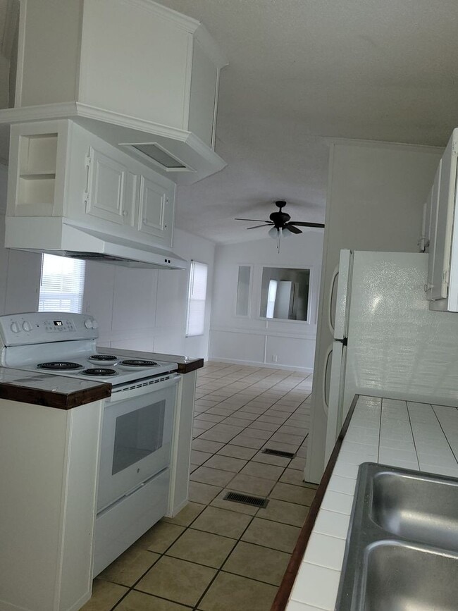 Building Photo - Ready to Move in!