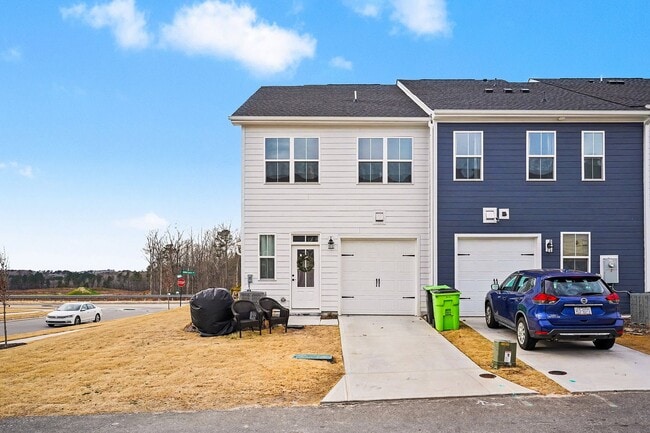 Building Photo - 3BR Like-New End-Unit Townhome – Wendell Falls