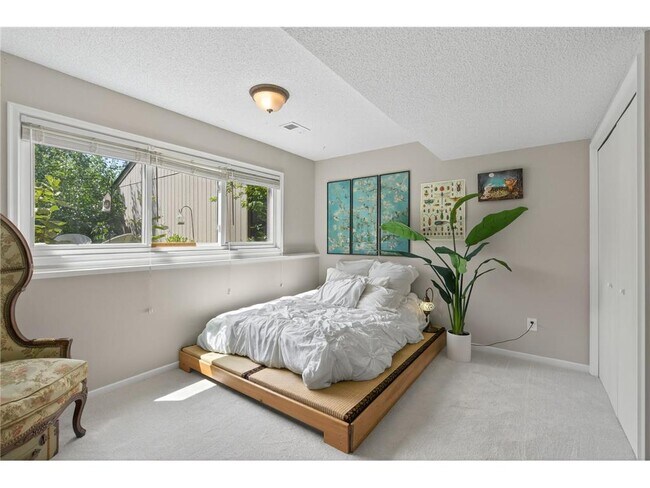 Building Photo - 16220 15th Ave N