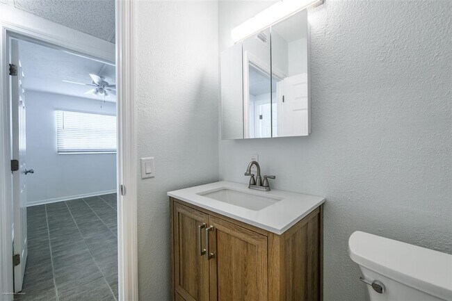 Building Photo - 927 W Olympia Ave