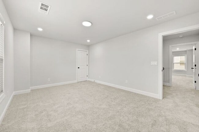 Building Photo - Beautiful 5 bedroom house in Bellmoore Par...