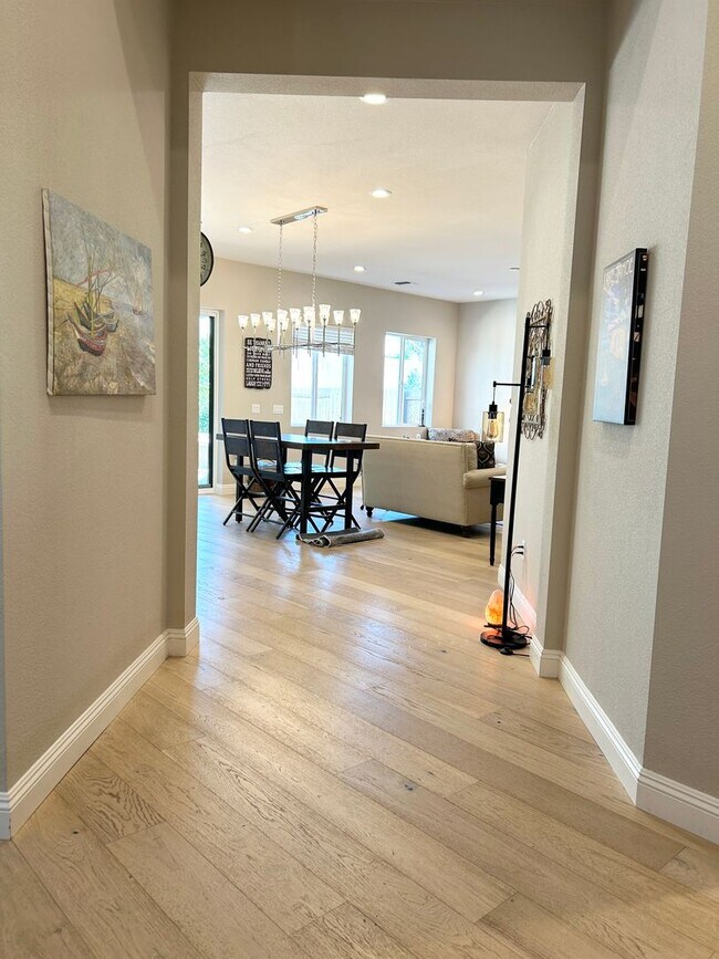 Building Photo - Luxury 55+ Executive Home- Fully Furnished