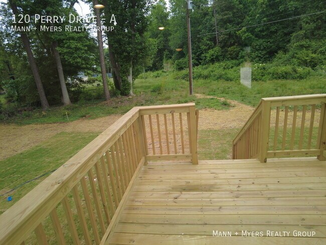 Building Photo - 120 Perry Dr