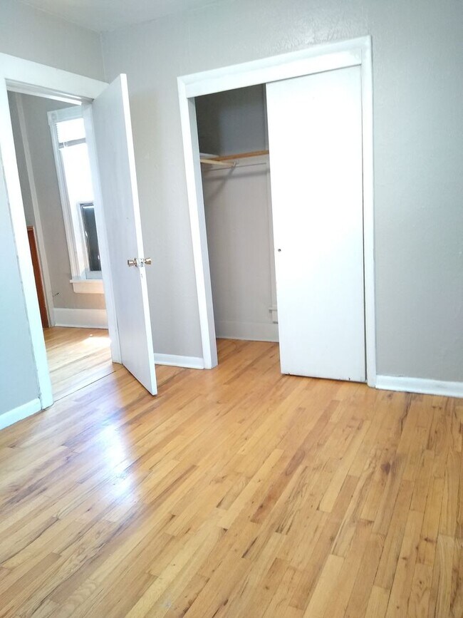 Building Photo - Top Floor 1 Bedroom in Historic Capitol Hill