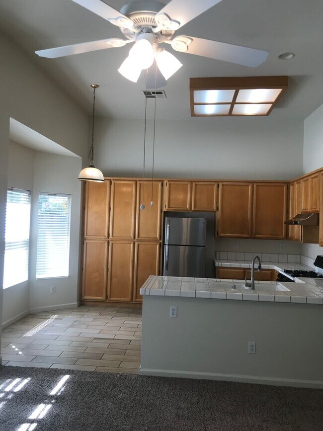 Building Photo - Spacious and Bright 3bed/2 bath Home in Davis