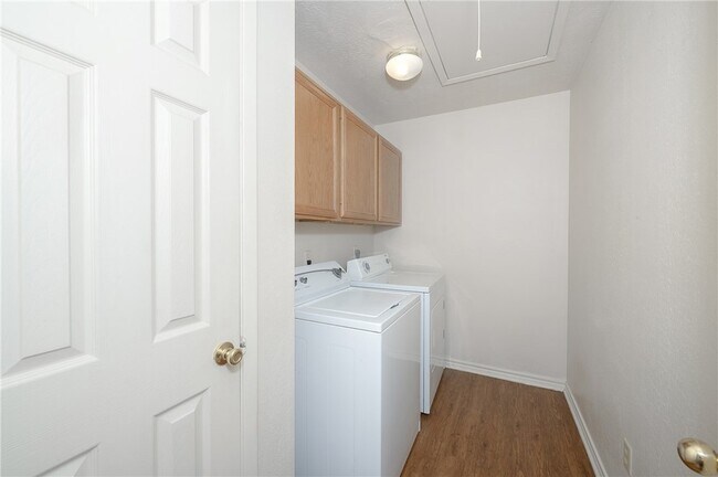 Building Photo - 1813 Sara Dr