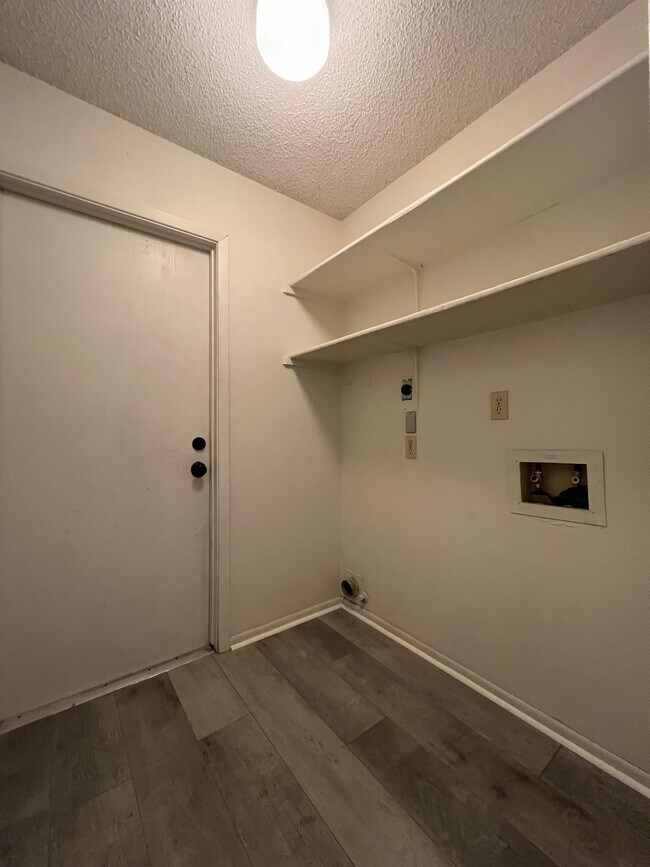 Building Photo - 9123 Alpine Trail St