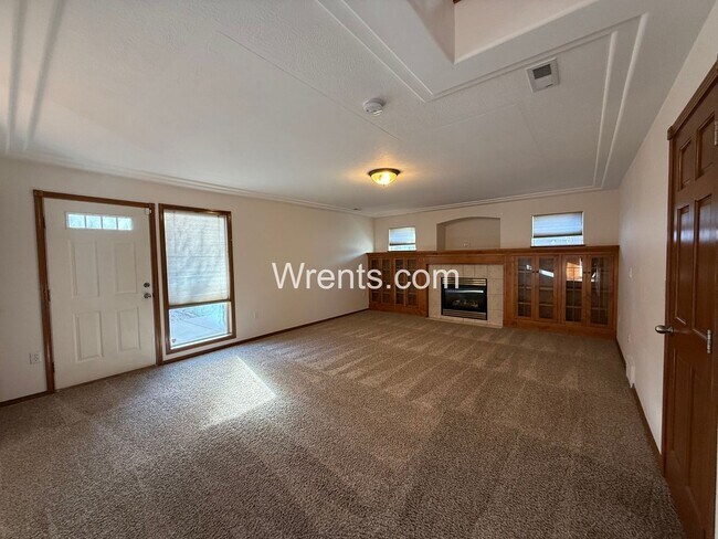 Building Photo - Beautiful 5-mile prairie home! Available now!