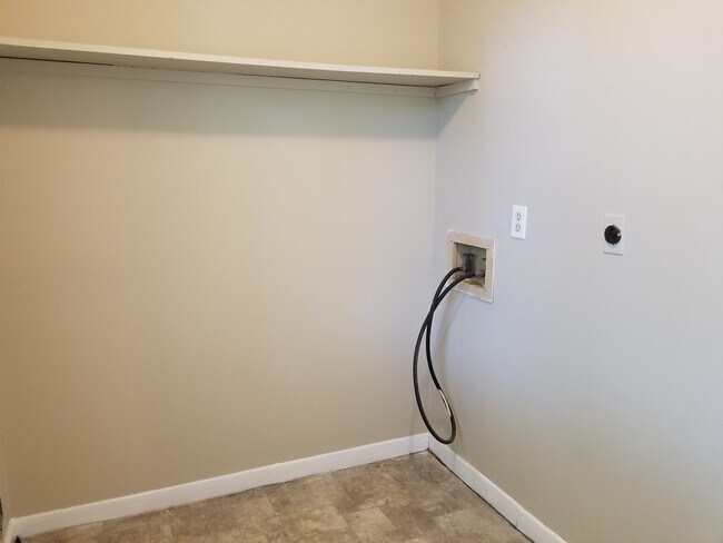 Building Photo - Charming 2Bed/1.5 Bath End-Unit Townhome Conveniently Located Near Schools, Shopping & Tyndall AFB!