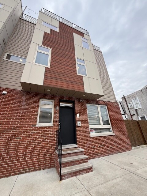 23rd Street Entrance (Unit B) - 2256 Dickinson St