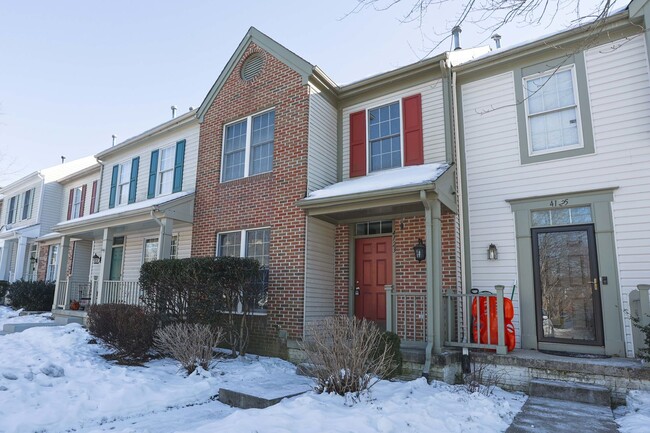 Building Photo - This 4 level townhouse in Westridge won't ...