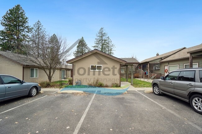 Building Photo - 1 Bedroom 1 Bath Cottage with Off Street P...