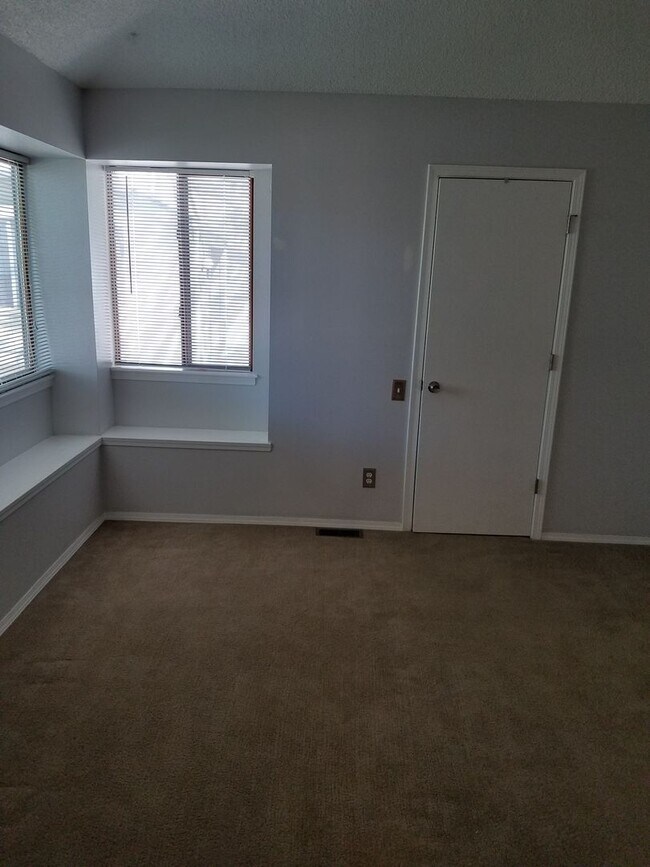 Building Photo - Valley Hi one level living