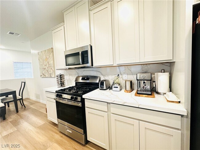 Building Photo - 600 Carriage Hill Dr