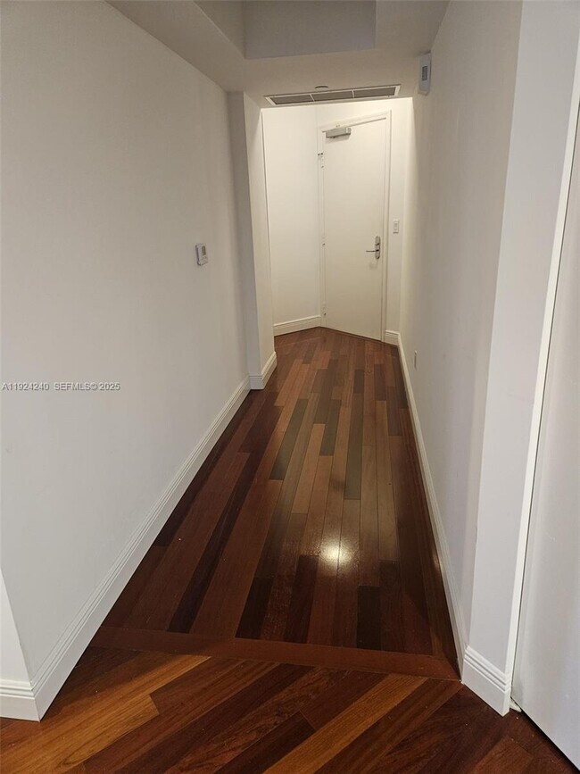 Building Photo - 20000 E Country Club Dr