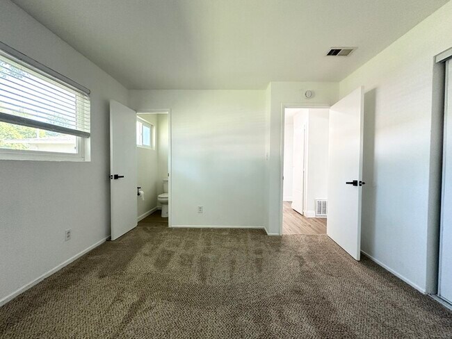 Building Photo - Beautiful three bedroom two bath home in Roseville!!