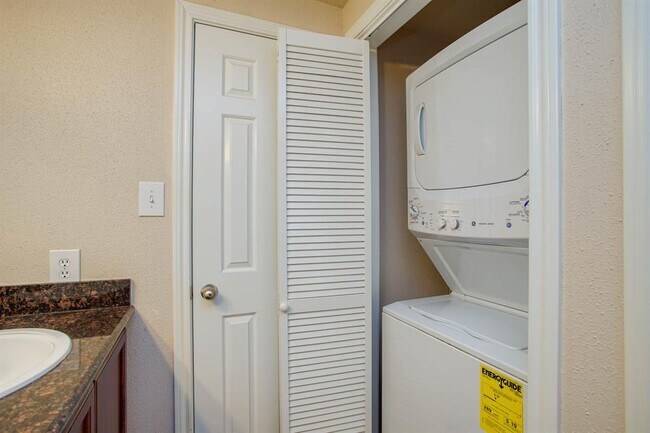 Building Photo - 2255 Braeswood Park Dr