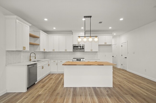 Building Photo - 6206 Lyndhurst Dr