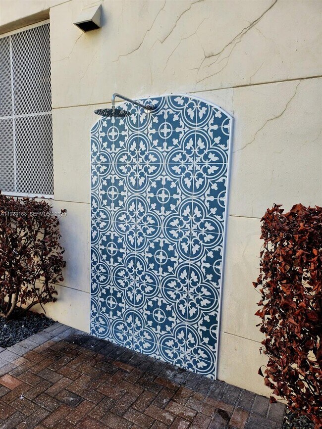 Building Photo - 120 SW 8th Ave