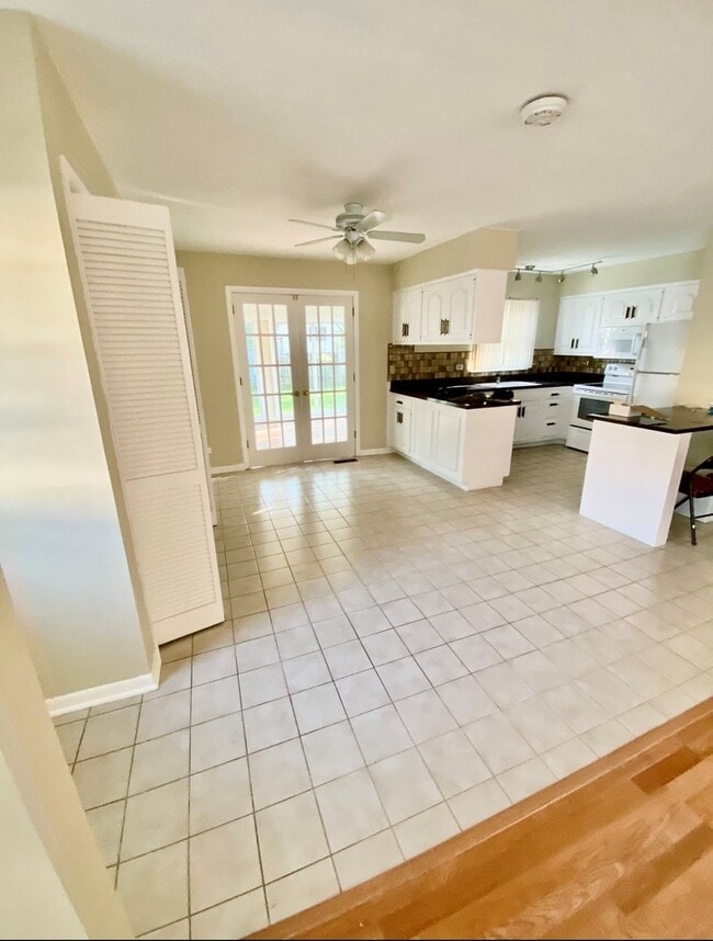 Building Photo - 1119 Crest Ln