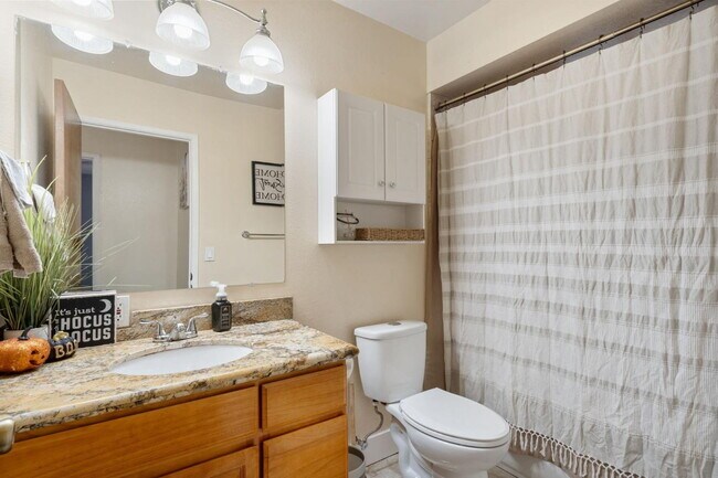 Building Photo - Rare 4-bedroom home in Camino for rent!