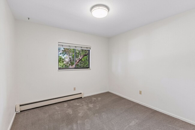 Building Photo - 695 Manhattan Dr