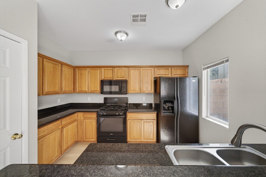 Building Photo - 6321 Blowing Sky St