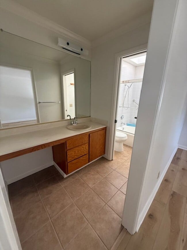 Building Photo - Beautiful Townhome in the Heart of Pleasanton