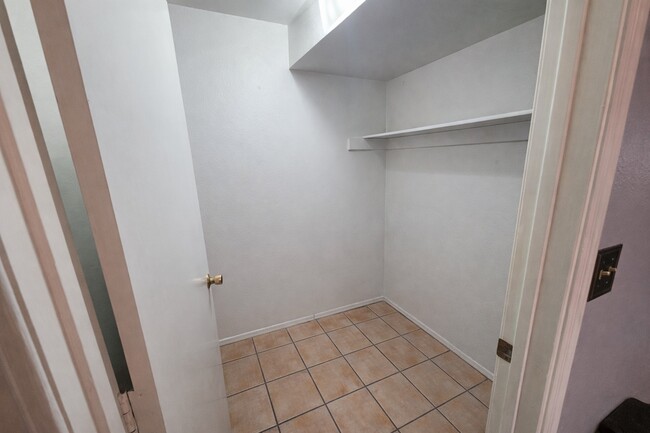 Building Photo - 1625 W Hillside Pl