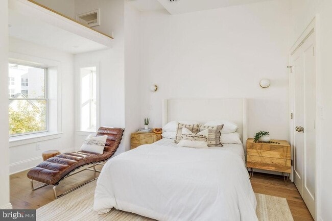 Building Photo - 2460 Ontario Rd NW