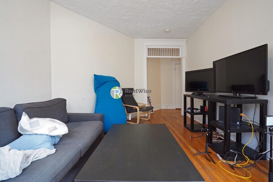 Building Photo - 76 Gordon St