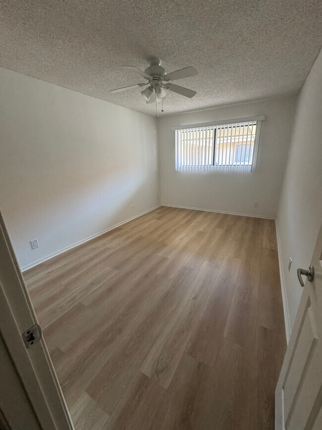 Building Photo - 1110 W 10th St