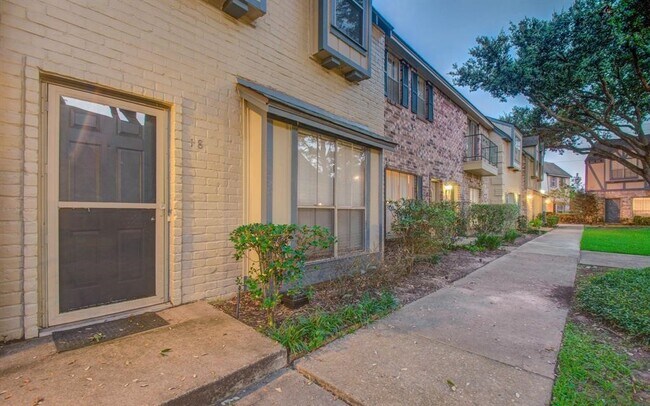 Building Photo - 14703 Barryknoll Ln